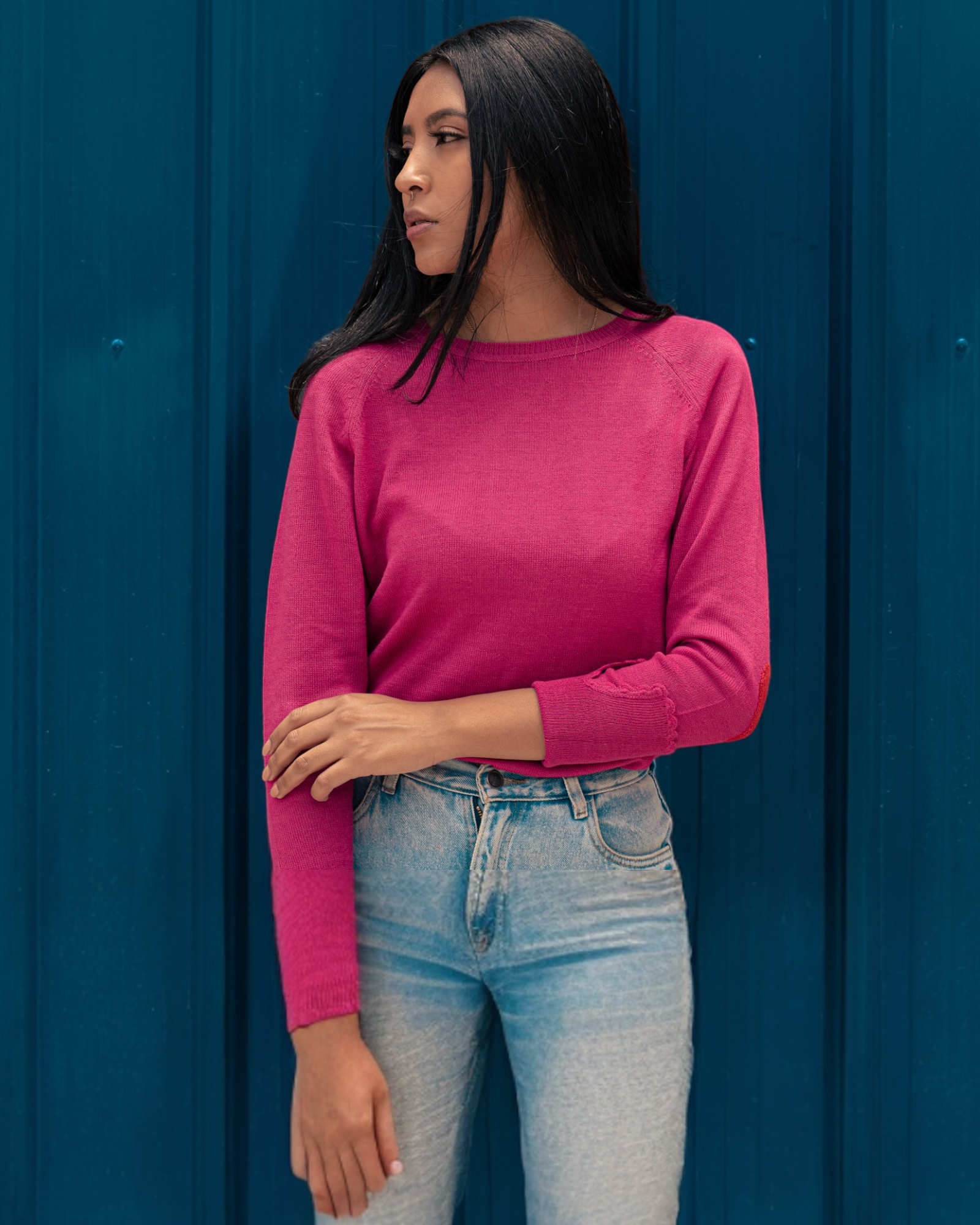 Round neck sweater with heart patches