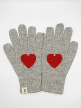 Cargar imagen en el visor de la galería, Guantes de corazón de alpaca bebé

