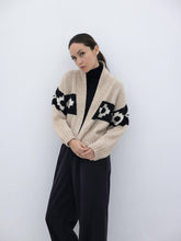 Cargar imagen en el visor de la galería, Beige cardigan with patterns in alpaca wool
