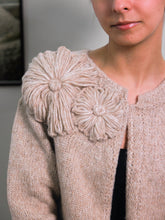 Cargar imagen en el visor de la galería, Beige knitted cardigan with floral embellishments.
