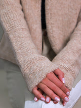 Cargar imagen en el visor de la galería, Close-up of hands wearing beige fingerless gloves.
