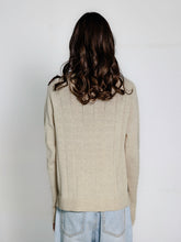 Cargar imagen en el visor de la galería, model wearing a white sweater against a plain background
