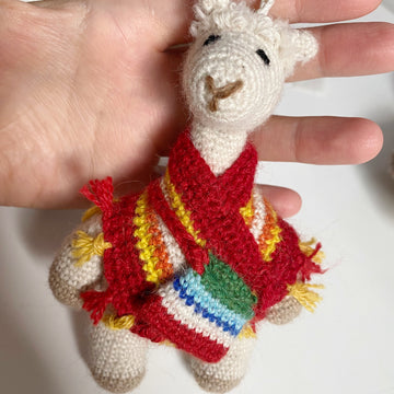 Llavero y dije para bolso de alpaca de crochet Aurora