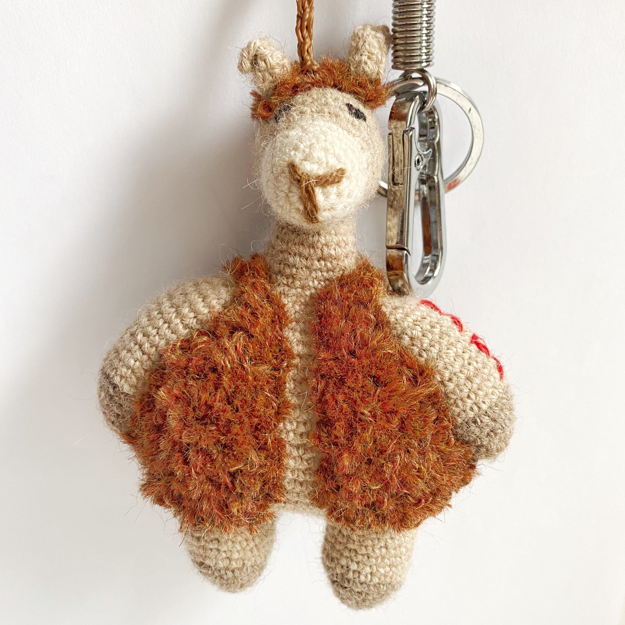 Llavero y dije para bolso de alpaca a crochet Almendra